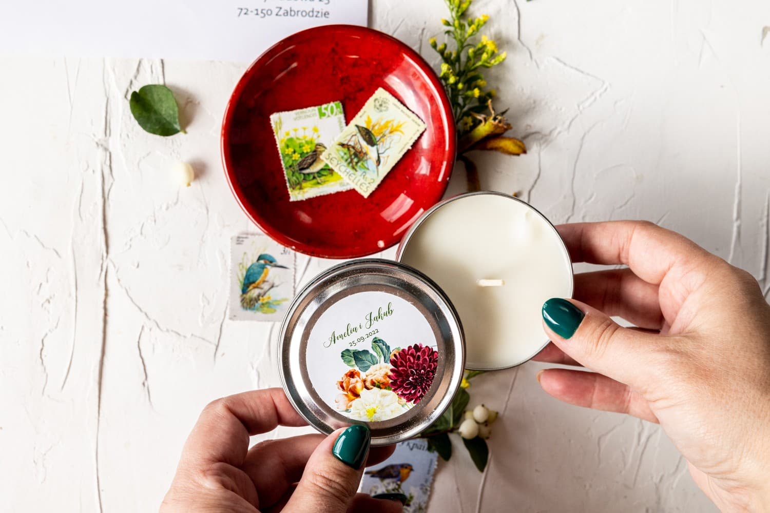 Zapachowe Świeczki w Puszce Podziękowania dla Gości | Eleganckie Upominki z Burgundową Dalią | Korani nr 13 - 3