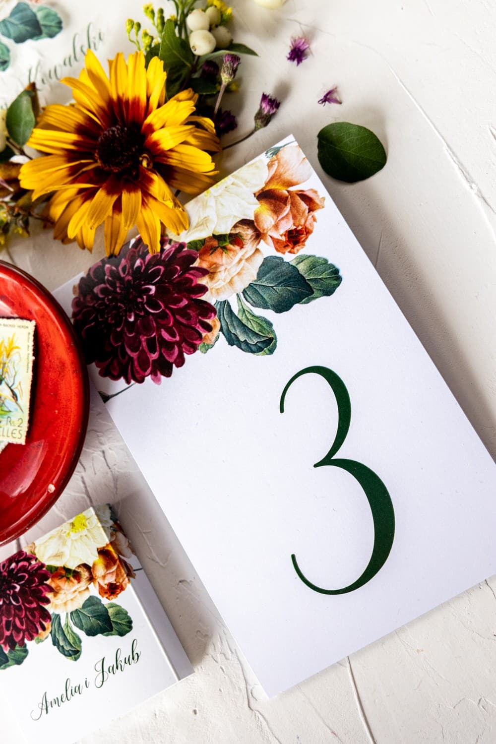 Numery na stół z burgundowymi daliami i różą | Numerki i oznaczenia stołów weselnych | Korani nr 13 - 2