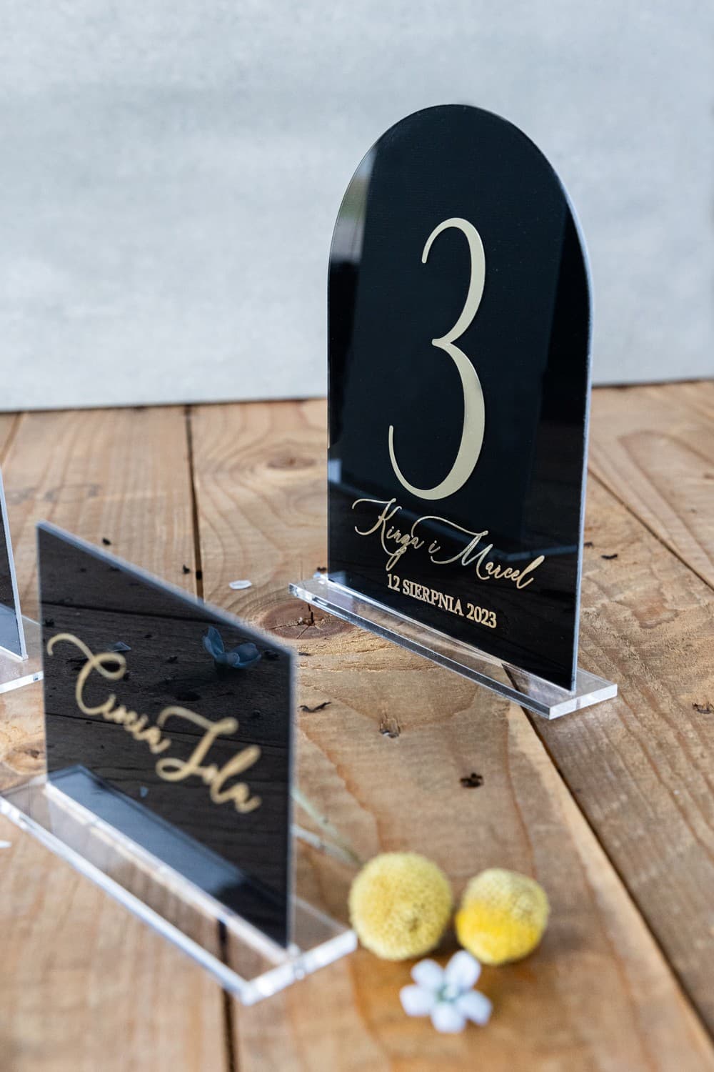Czarne numery na stół z pleksi, złocone, glamour | Eleganckie numerki na stół weselny | Dalia nr 1