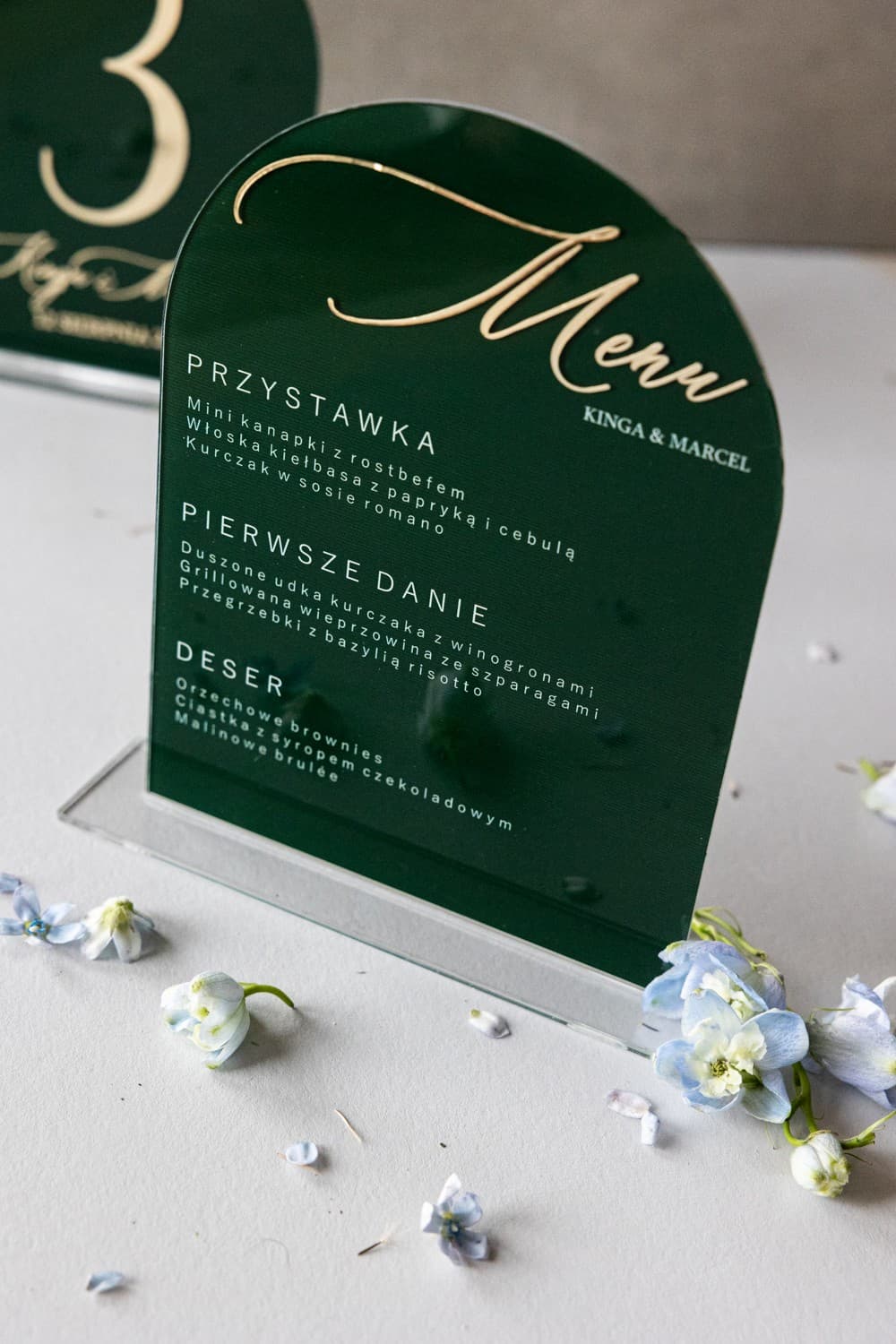 Zielone Menu Weselne na Pleksi Złocone, Elegancka Karta Dań | Menu na Stół Weselny Glamour | Dalia nr 2