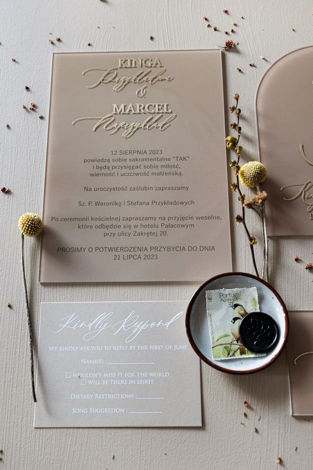 Zaproszenia ślubne na szkle w stylu glamour beżowe ze złoceniem Dalia nr 3