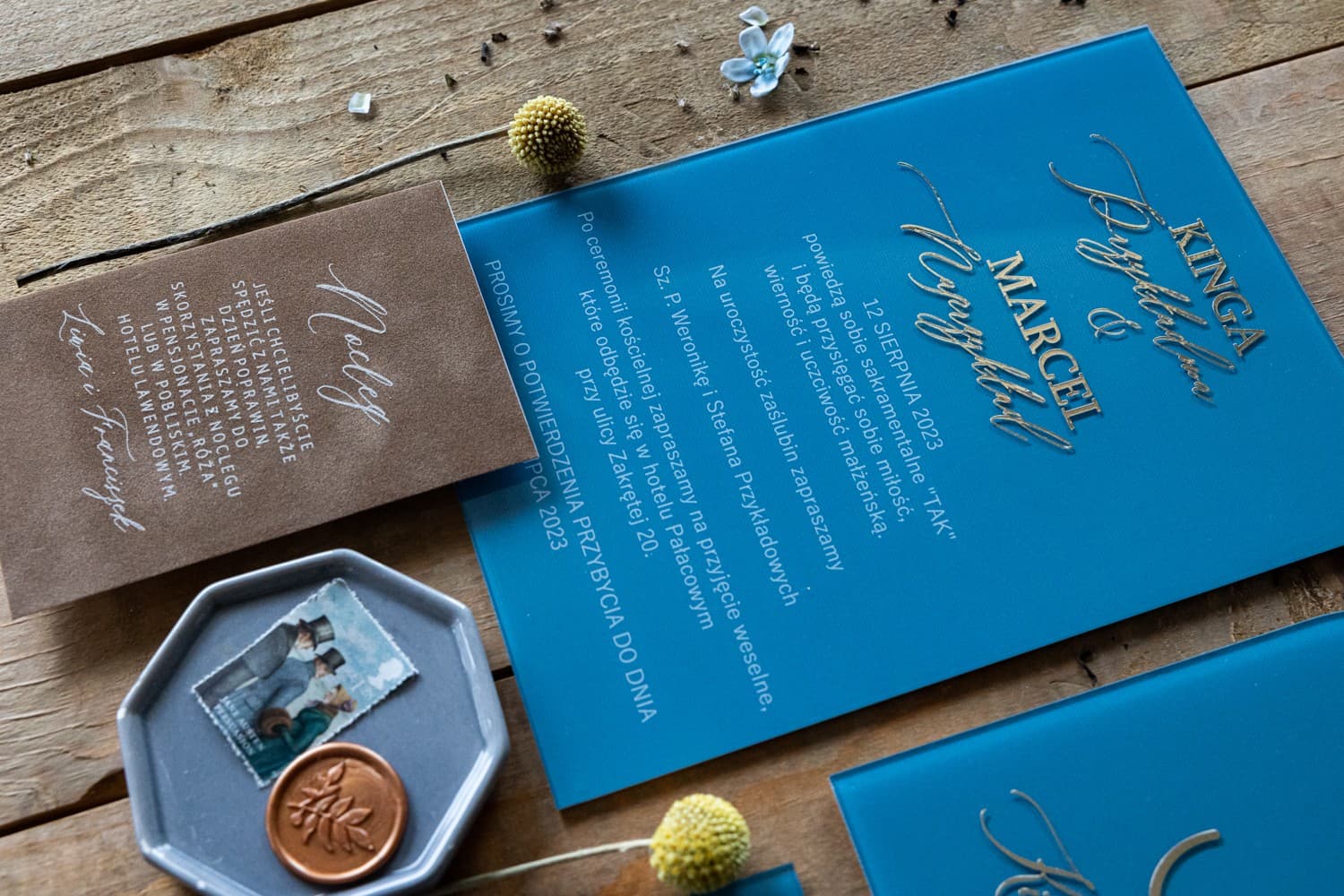 Zaproszenia ślubne na szkle w stylu glamour w kolorze dusty blue ze złoceniem Dalia nr 4 - 3