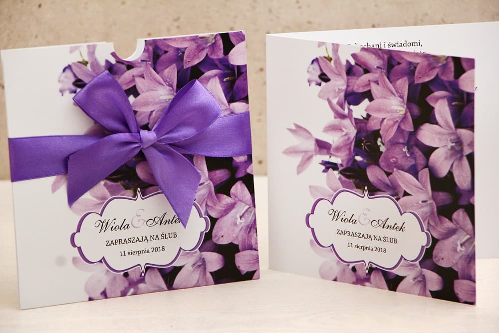 Zaproszenia ślubne w etui z fioletowymi kwiatami i tasiemką – Felicja nr 14