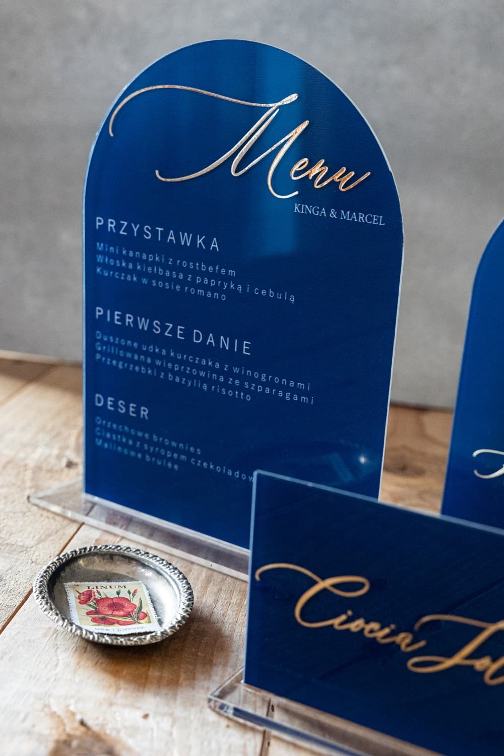 Stojące Menu Weselne na Pleksi Granatowe Złocone | Eleganckie Menu na Stół Weselny | Dalia nr 5