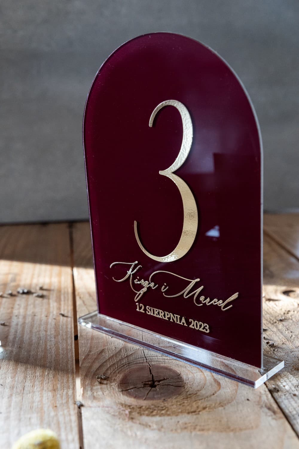 Eleganckie Numery na Stół z Pleksi Złocone | Bordowe Numerki Weselne z Podstawką | Dalia nr 6