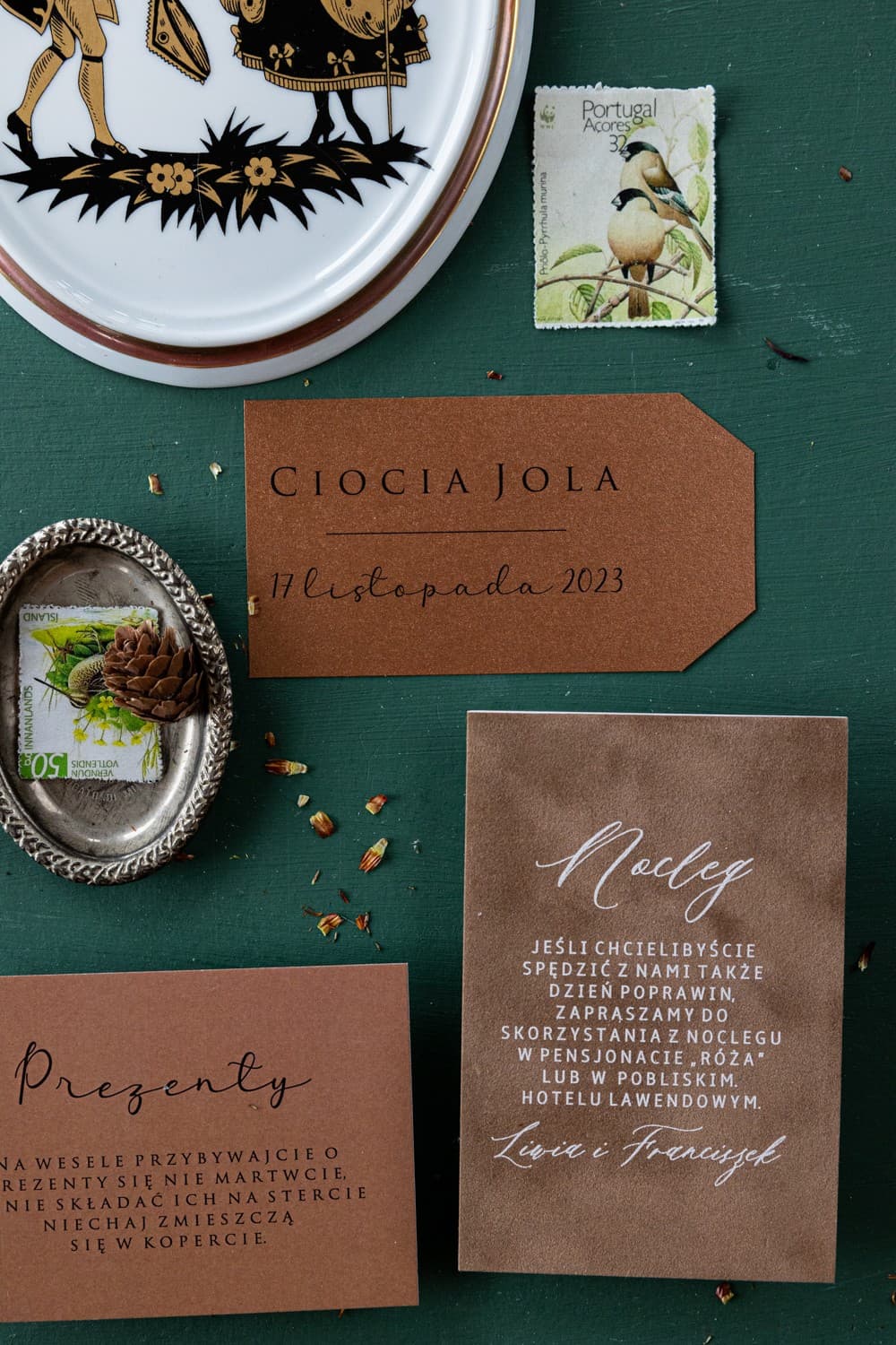 Winietki Ślubne Modern nr 1 – Miedziane Wizytówki na Stół z Perłowym Połyskiem