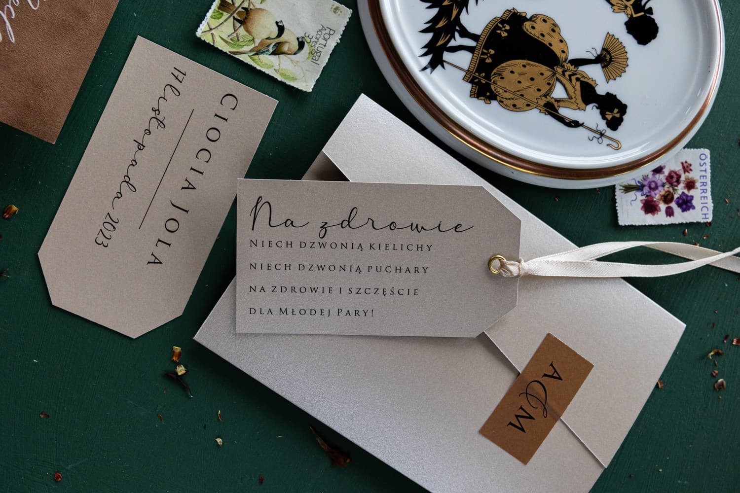 Nowoczesne beżowe zawieszki na alkohol perłowe | Personalizowane etykiety na butelki weselne | Modern nr 2 - 2