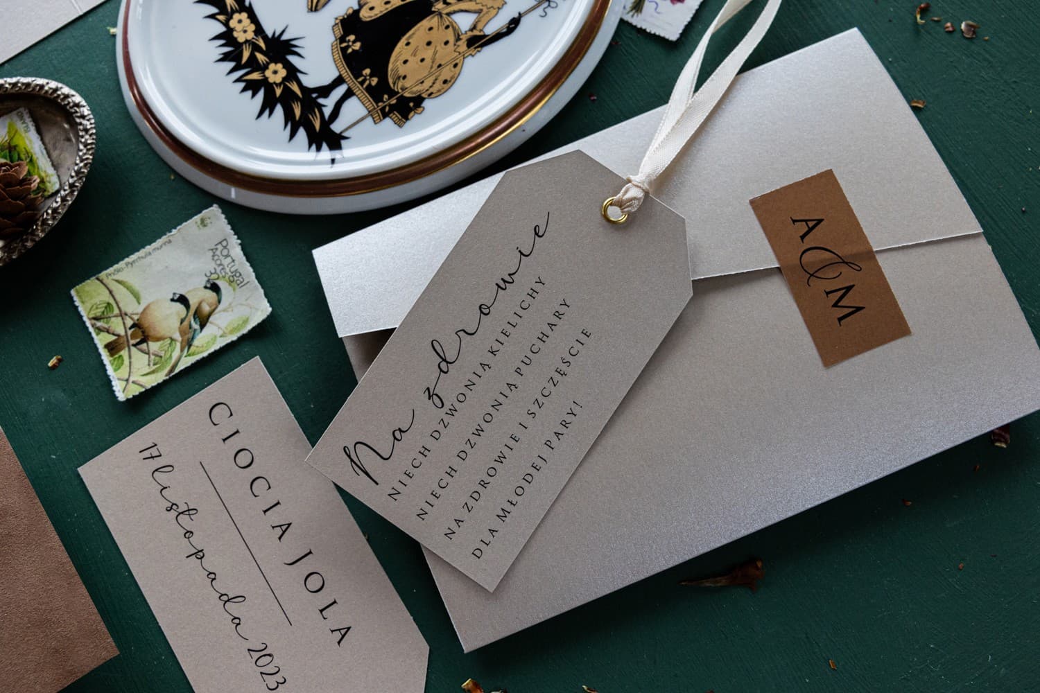 Nowoczesne beżowe zawieszki na alkohol perłowe | Personalizowane etykiety na butelki weselne | Modern nr 2 - 3