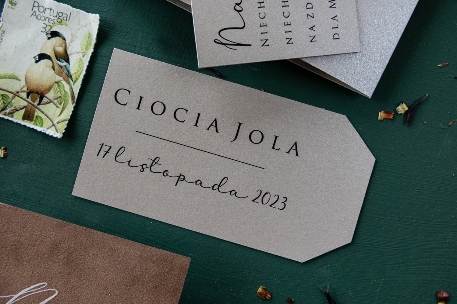 Winietki Ślubne Modern nr 2 – Perłowe Wizytówki na Stół w Odcieniu Beżu