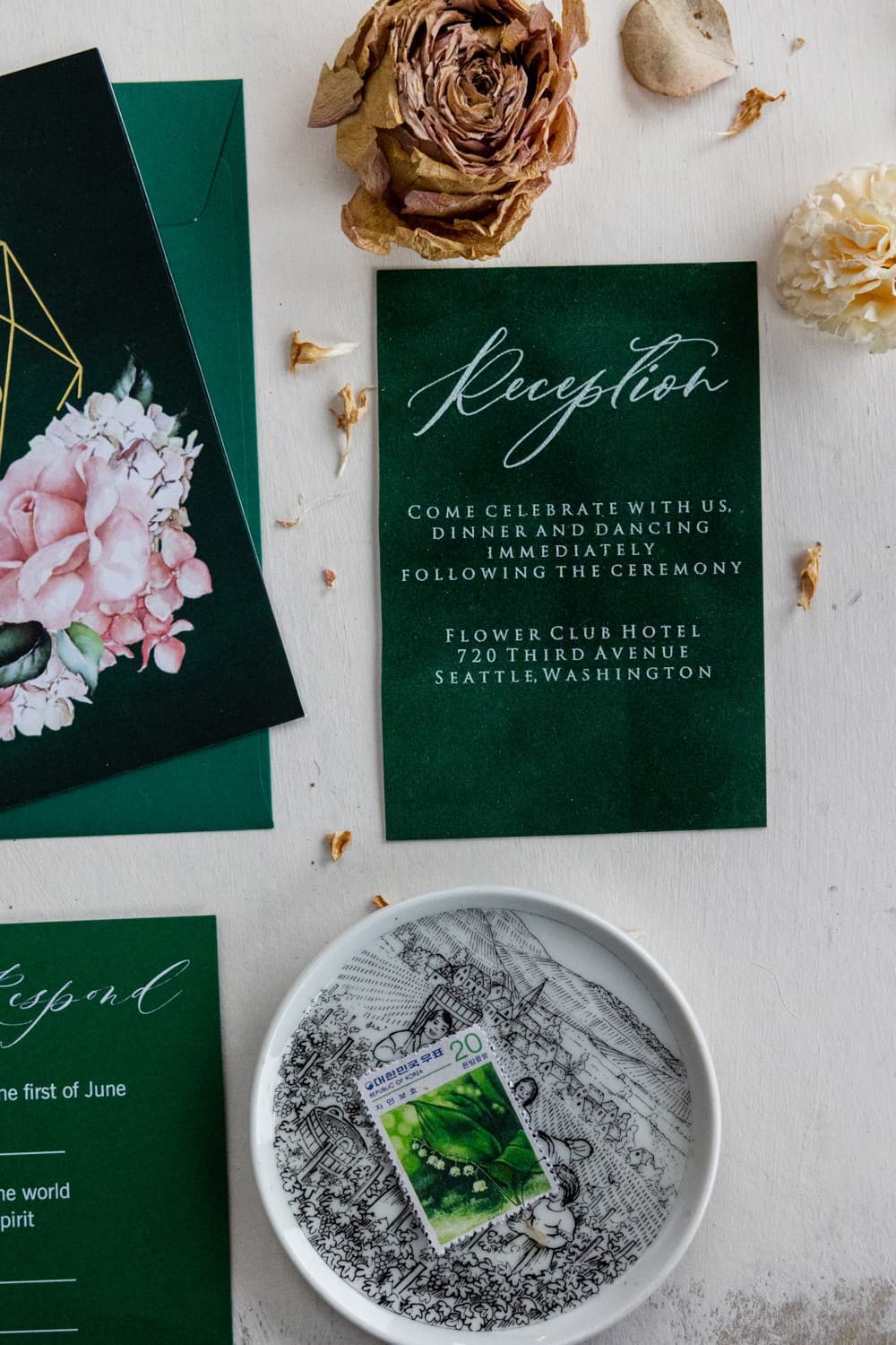 Welurowe Bileciki z białym nadrukiem, eleganckie zawieszki na alkohol | Szafirowe Podziękowania dla Gości | Szafirowe nr 13