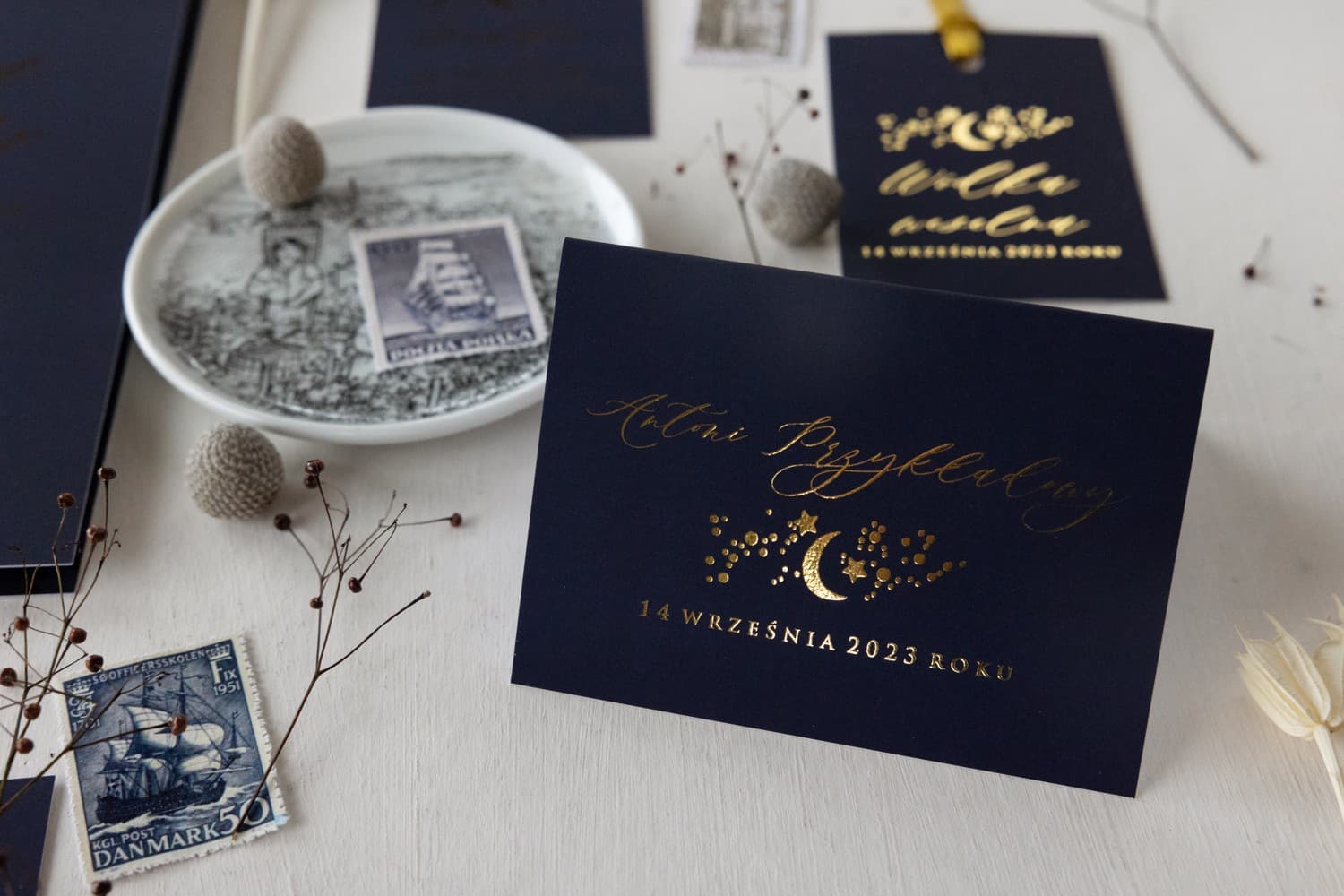 Winietki Ślubne Simple nr 1 – Wizytówki na Stół z Motywem Złotych Gwiazd - 2