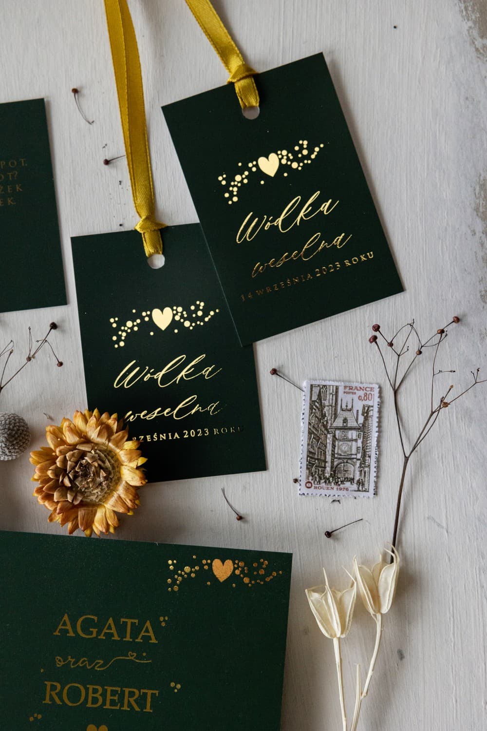 Zawieszki na Wódkę Weselną Złocone Zielone Liście | Eleganckie Etykiety na Alkohol | Simple nr 2