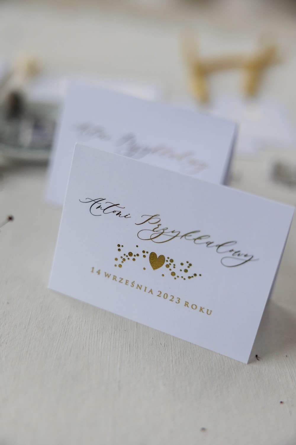 Winietki Ślubne Simple nr 3 – Białe Wizytówki na Stół ze Złoconymi Gwiazdkami