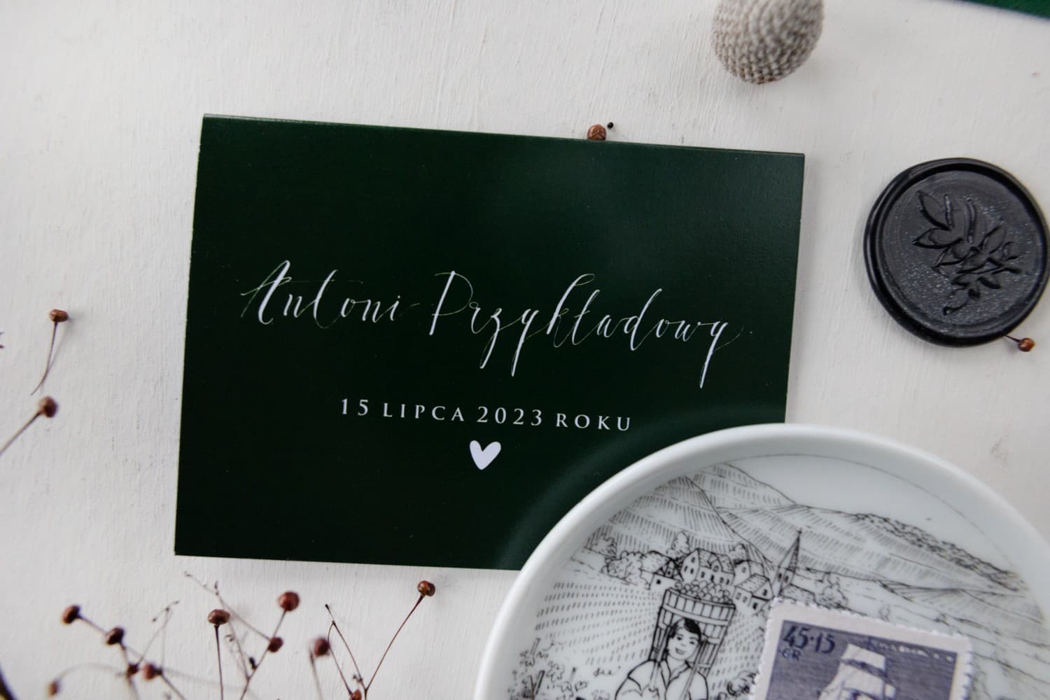 Winietki Ślubne Magnolia nr 2 – Nowoczesne Wizytówki na Stół w Kolorze Butelkowej Zieleni