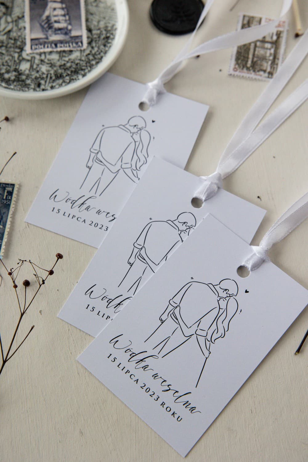 Eleganckie zawieszki na wódkę weselną z grafiką Pary Młodej | Personalizowane etykiety na alkohol | Magnolia nr 1