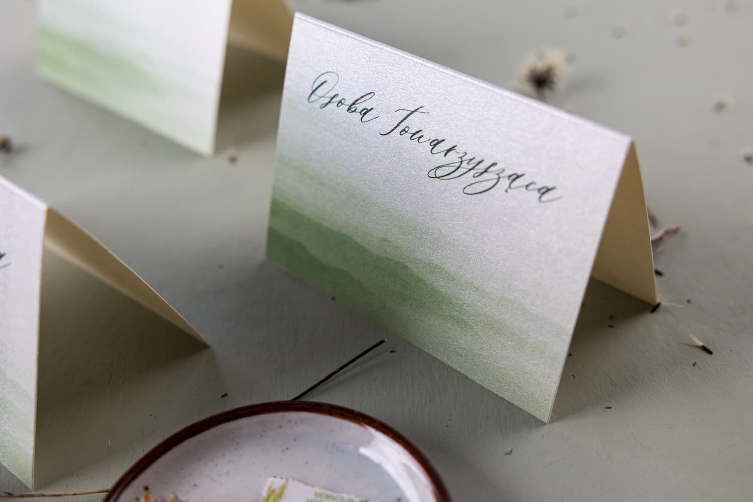 Winietki Ślubne Opal nr 11 – Perłowe Wizytówki na Stół z Zielonym Motywem - 3