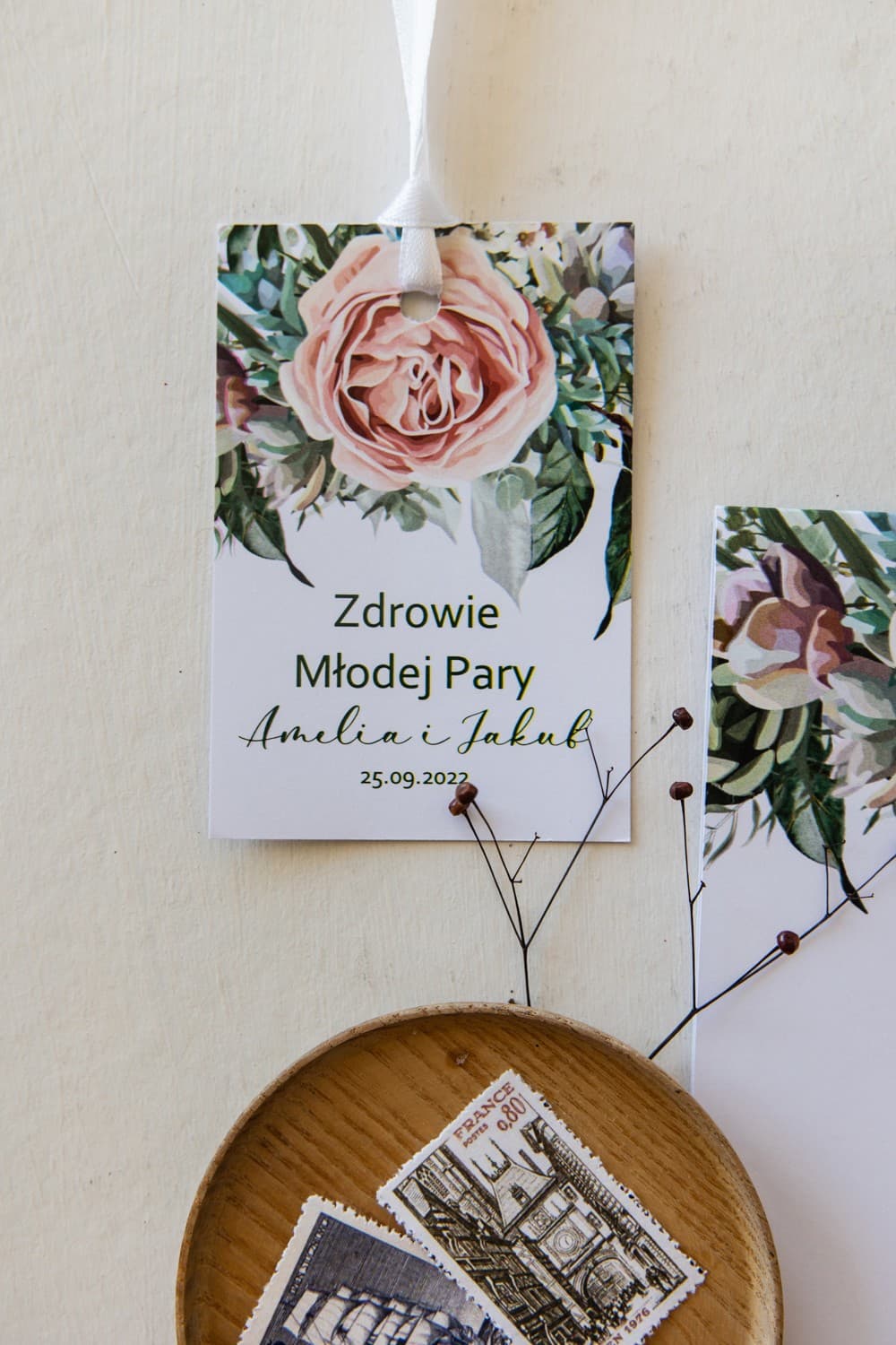 Zawieszki na Wódkę z Piwoniami, Personalizowane Etykiety na Alkohol | Zawieszki Weselne na Butelki | Korani nr 11