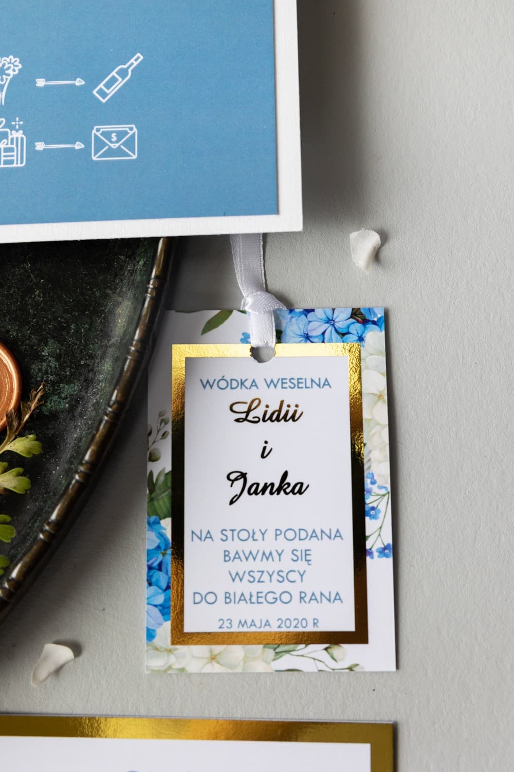 Złocone zawieszki na alkohol z niebieską hortensją | Etykiety na butelki weselne | Avril nr 1