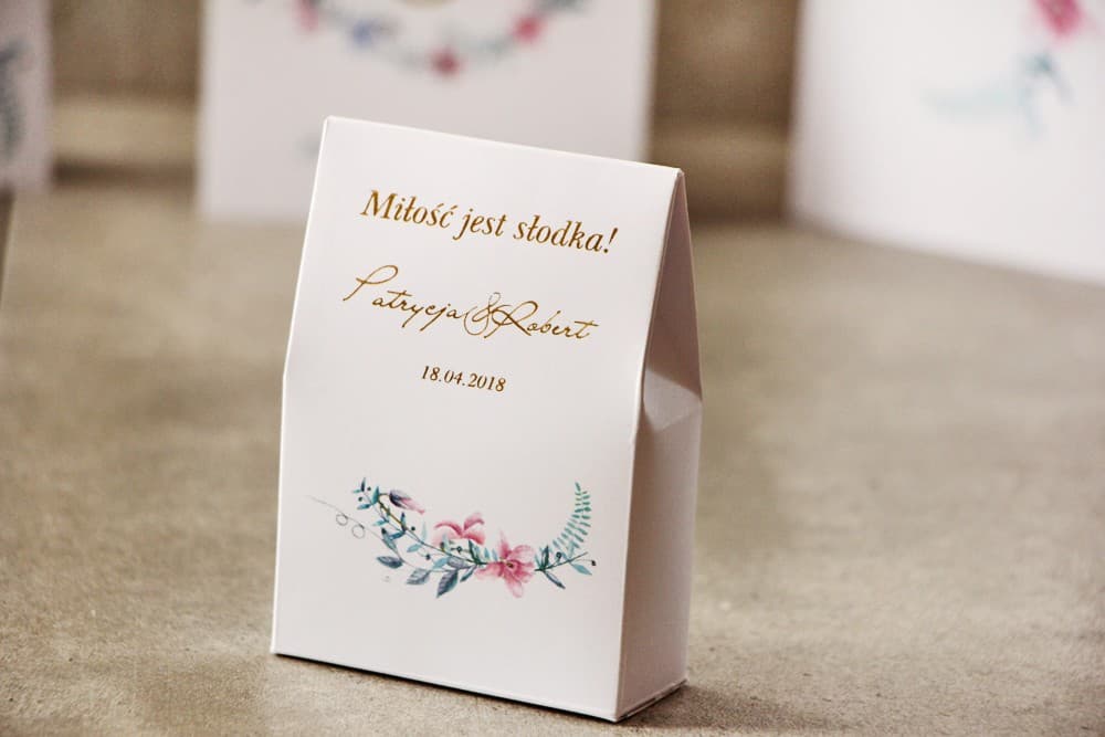 Pudełeczka ze słodyczami i złoceniem, pastelowy wianek z fiołkami | Eleganckie podziękowania dla gości weselnych | Cykade nr 8