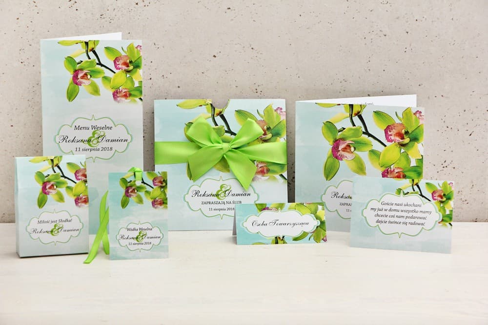 Zielone zaproszenia ślubne kwadratowe z akwarelowymi storczykami i tasiemką – Felicja nr 20