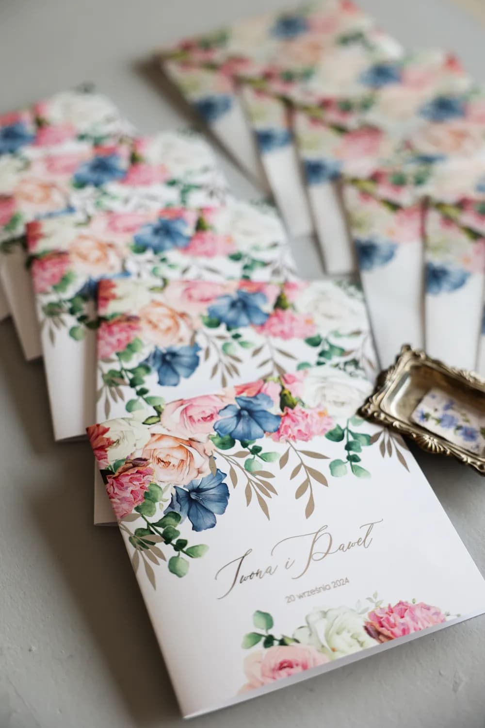 Srebrzone Zaproszenia na Wesele Rubin nr 14 – Motyw Róż i Błękitu