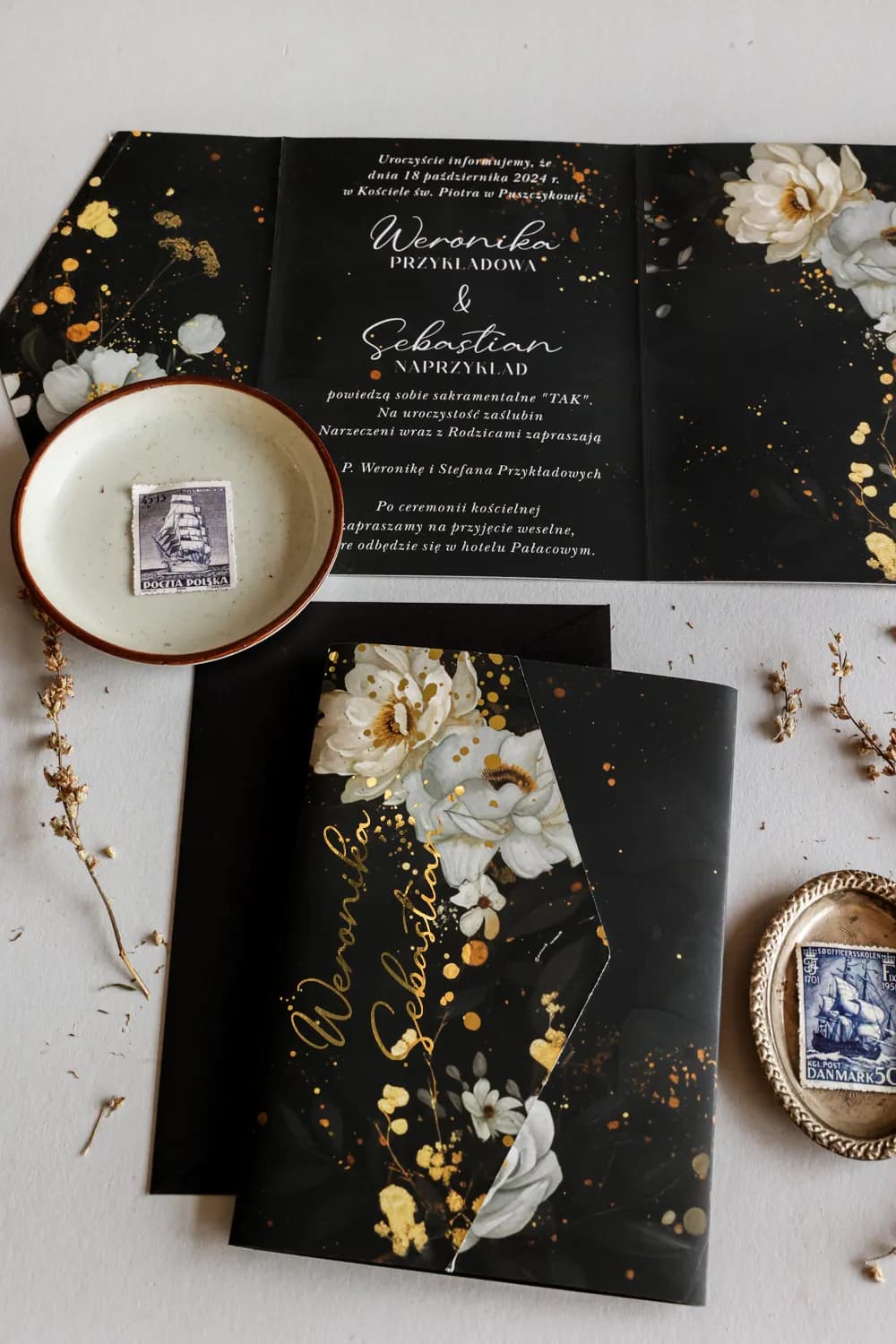 Zaproszenia ślubne glamour czarne z białymi różami i złoceniem – Jadeit 5