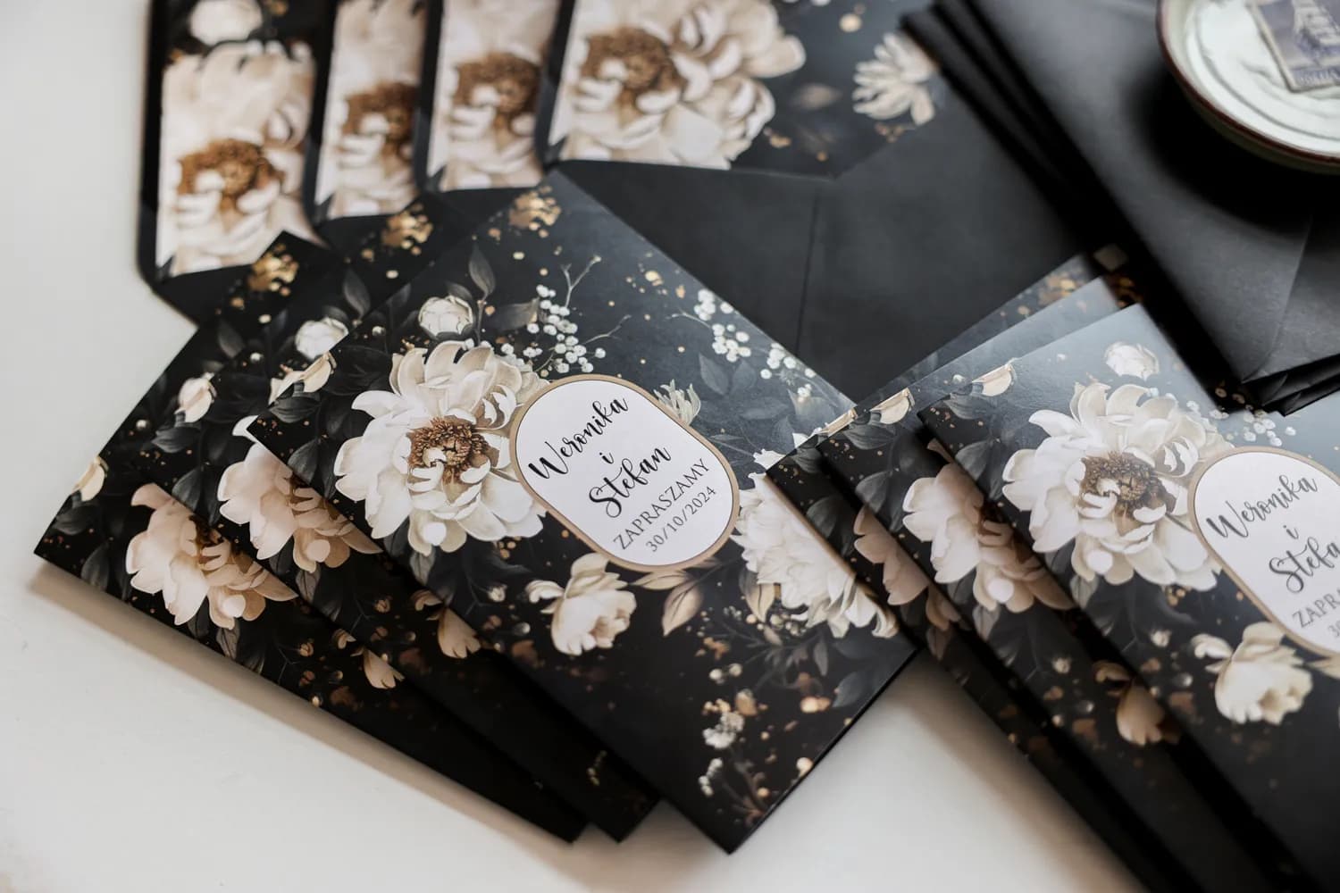 Zaproszenia ślubne Impresja nr 17 – Czarne Tło i Beżowe Kwiaty - 3