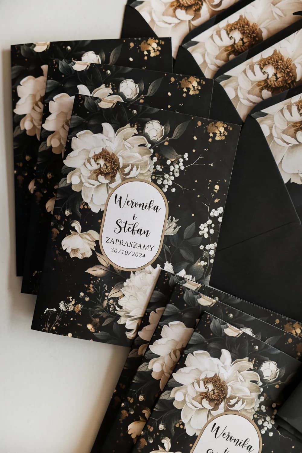 Zaproszenia ślubne Impresja nr 17 – Czarne Tło i Beżowe Kwiaty - 2