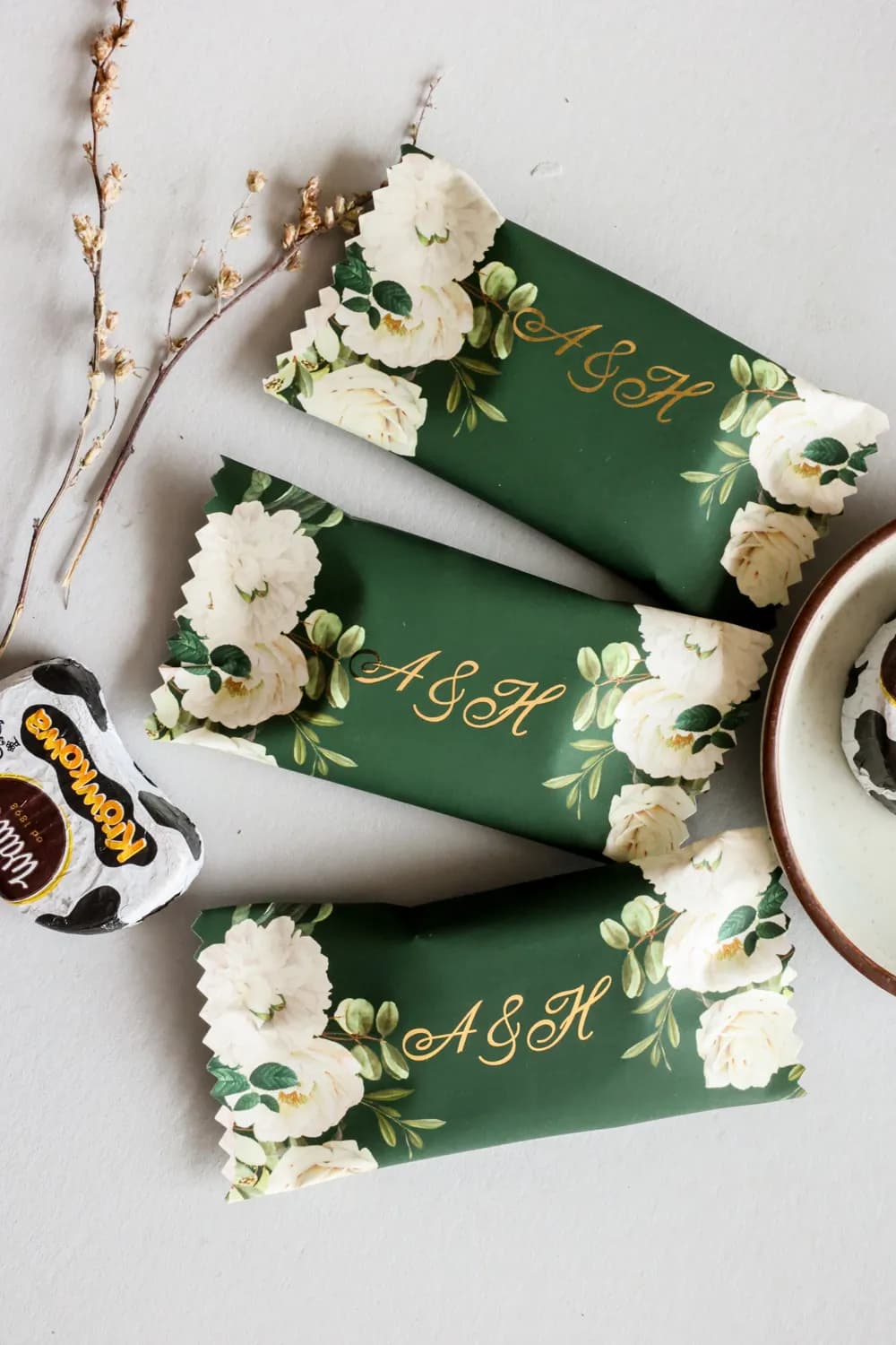 Cukierki z inicjałami, złocone, zielone peonie | Podziękowania dla gości, czekoladki ślubne | Szafirowe nr 3