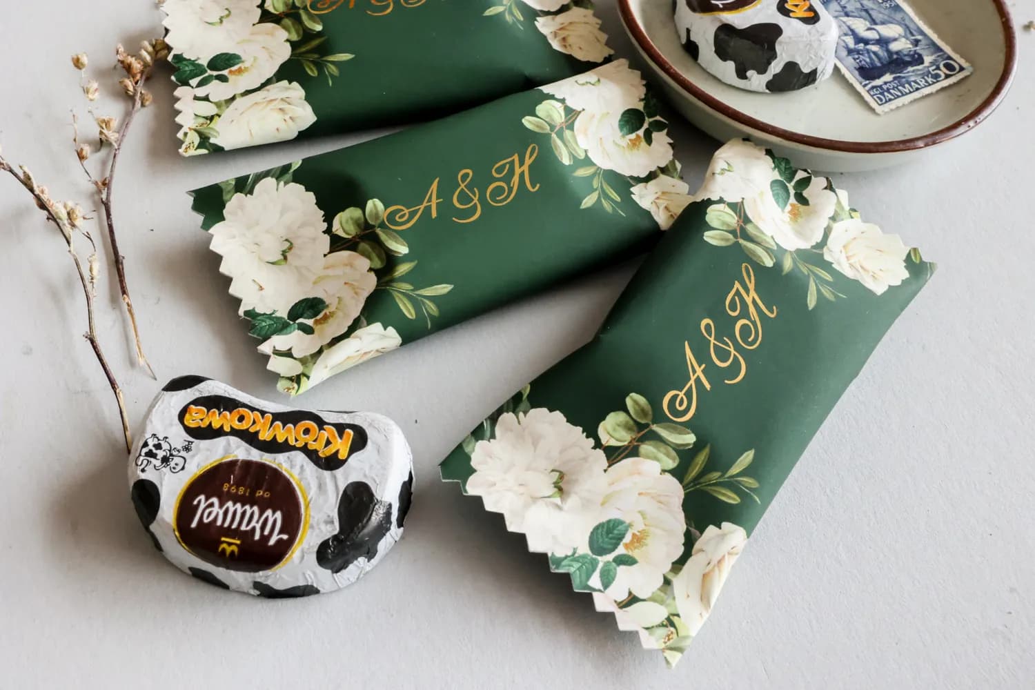 Cukierki z inicjałami, złocone, zielone peonie | Podziękowania dla gości, czekoladki ślubne | Szafirowe nr 3 - 2