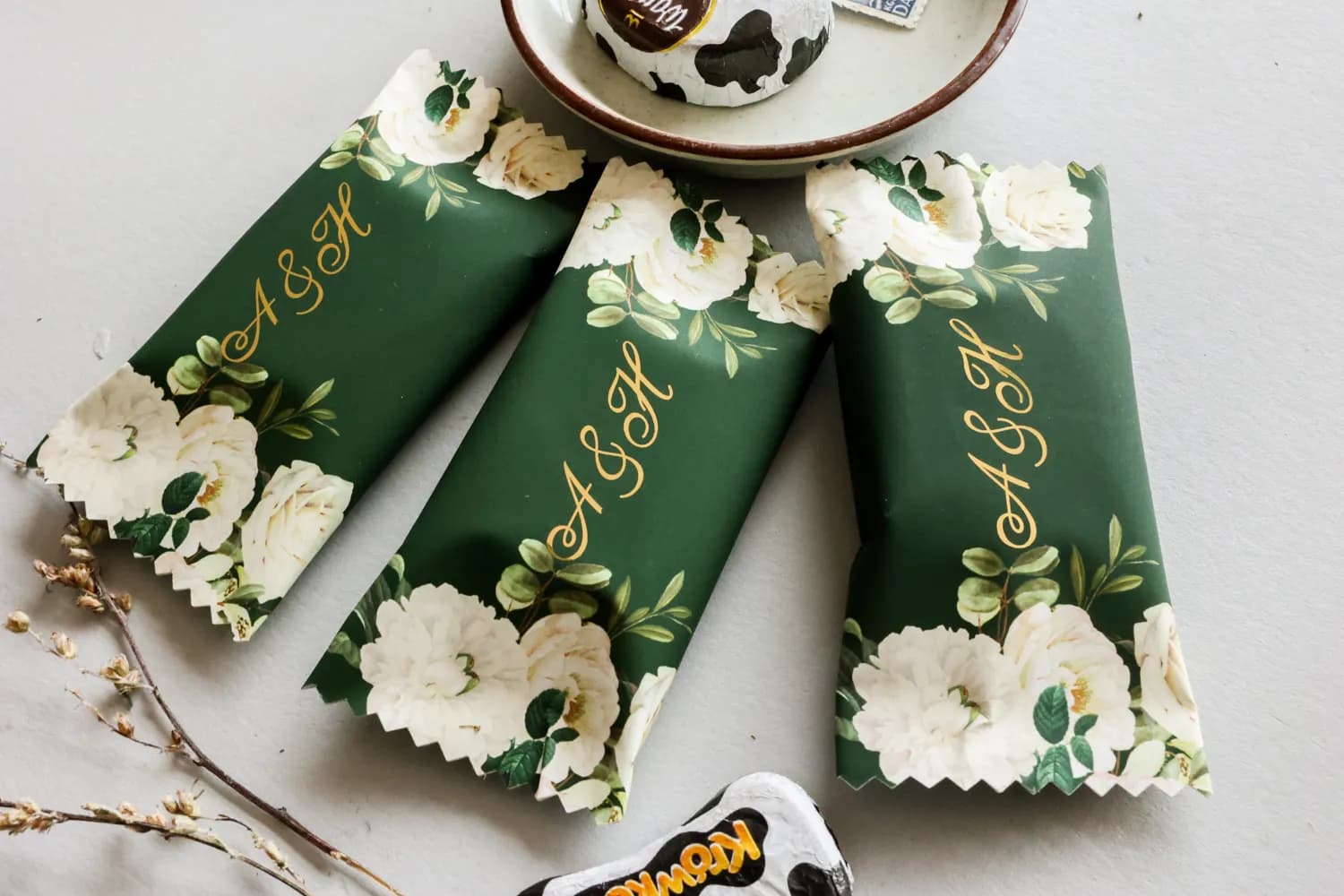 Cukierki z inicjałami, złocone, zielone peonie | Podziękowania dla gości, czekoladki ślubne | Szafirowe nr 3 - 3