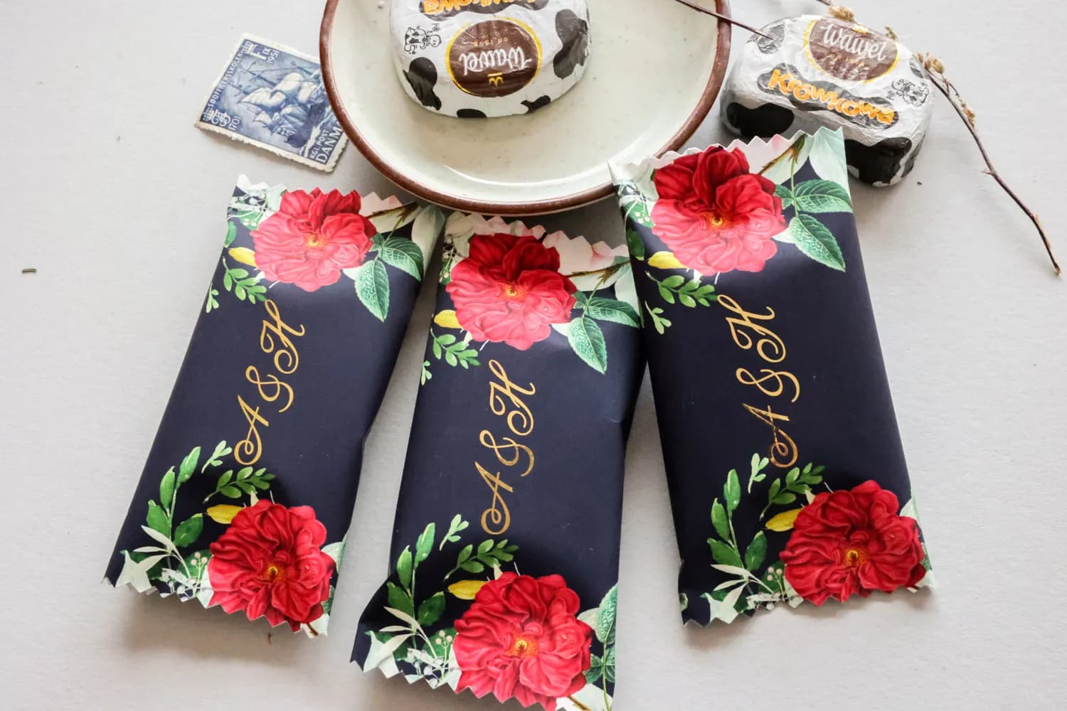 Eleganckie krówki na wesele, granatowe ze złotem i kwiatami | Podziękowania dla gości weselnych | Szafirowe nr 4 - 3