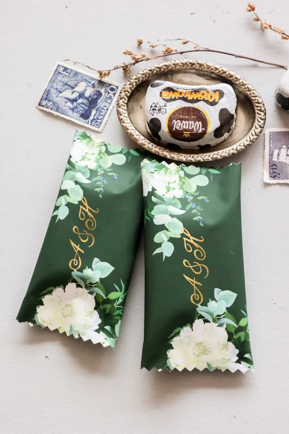 Cukierki z inicjałami, motyw peonii, złocone | Słodkie podziękowania dla gości weselnych | Szafirowe nr 6