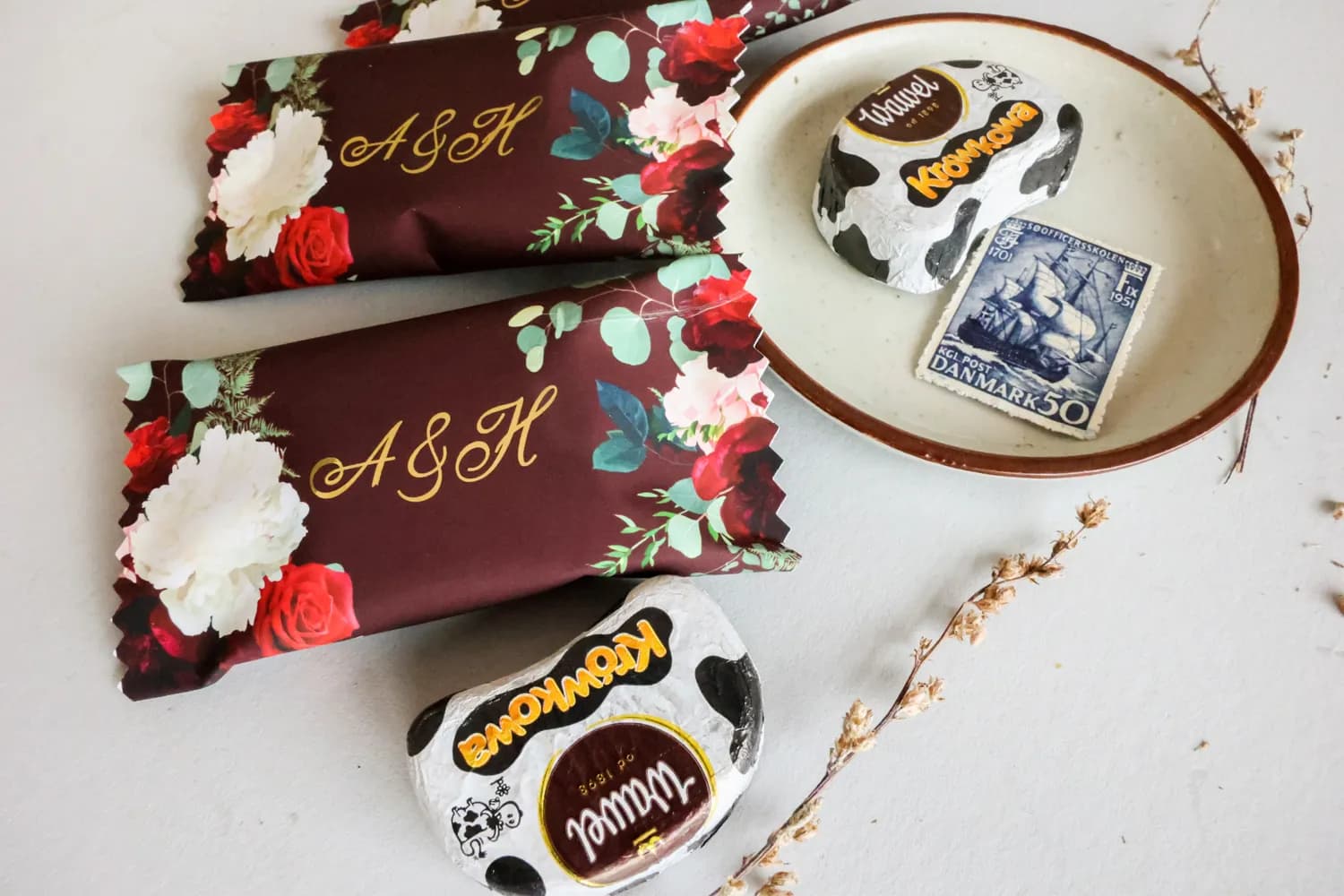 Czekoladki Ślubne z Inicjałami, Burgundowe Kwiaty | Eleganckie Podziękowania dla Gości | Szafirowe nr 9 - 2