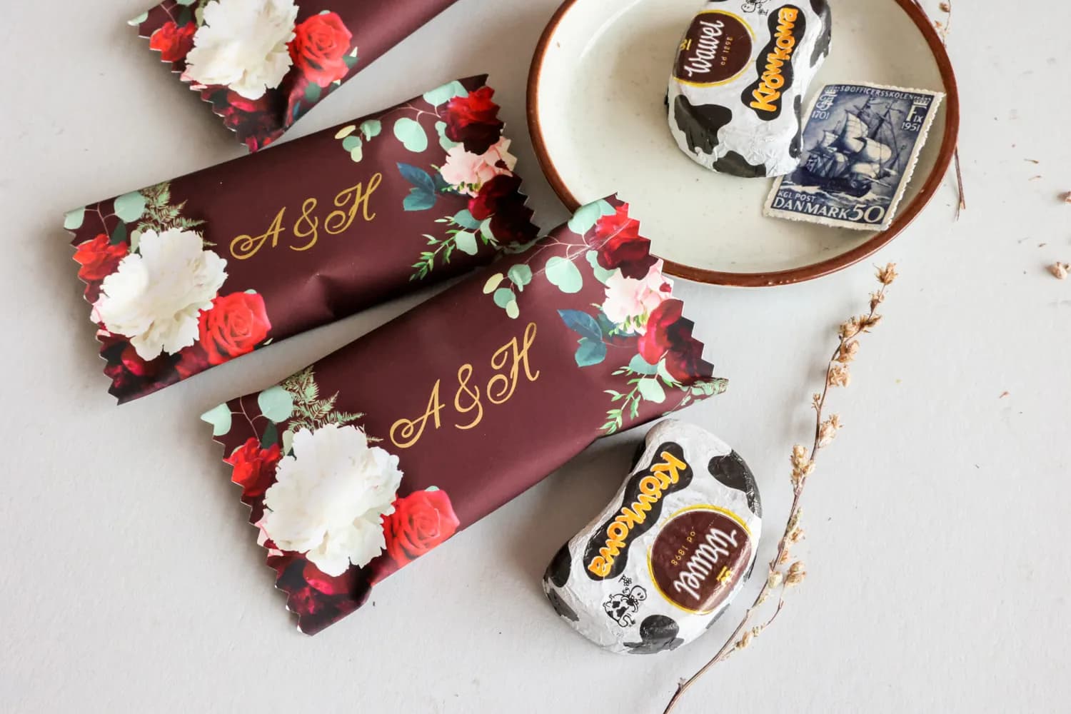 Czekoladki Ślubne z Inicjałami, Burgundowe Kwiaty | Eleganckie Podziękowania dla Gości | Szafirowe nr 9 - 3