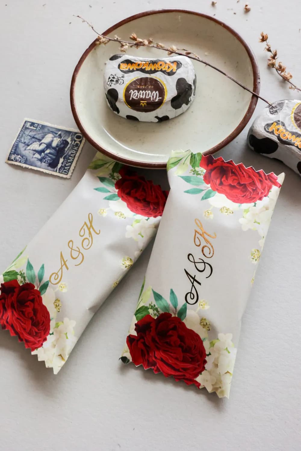 Krówki z inicjałami, motywem róż | Eleganckie podziękowania dla gości weselnych | Szafirowe nr 10