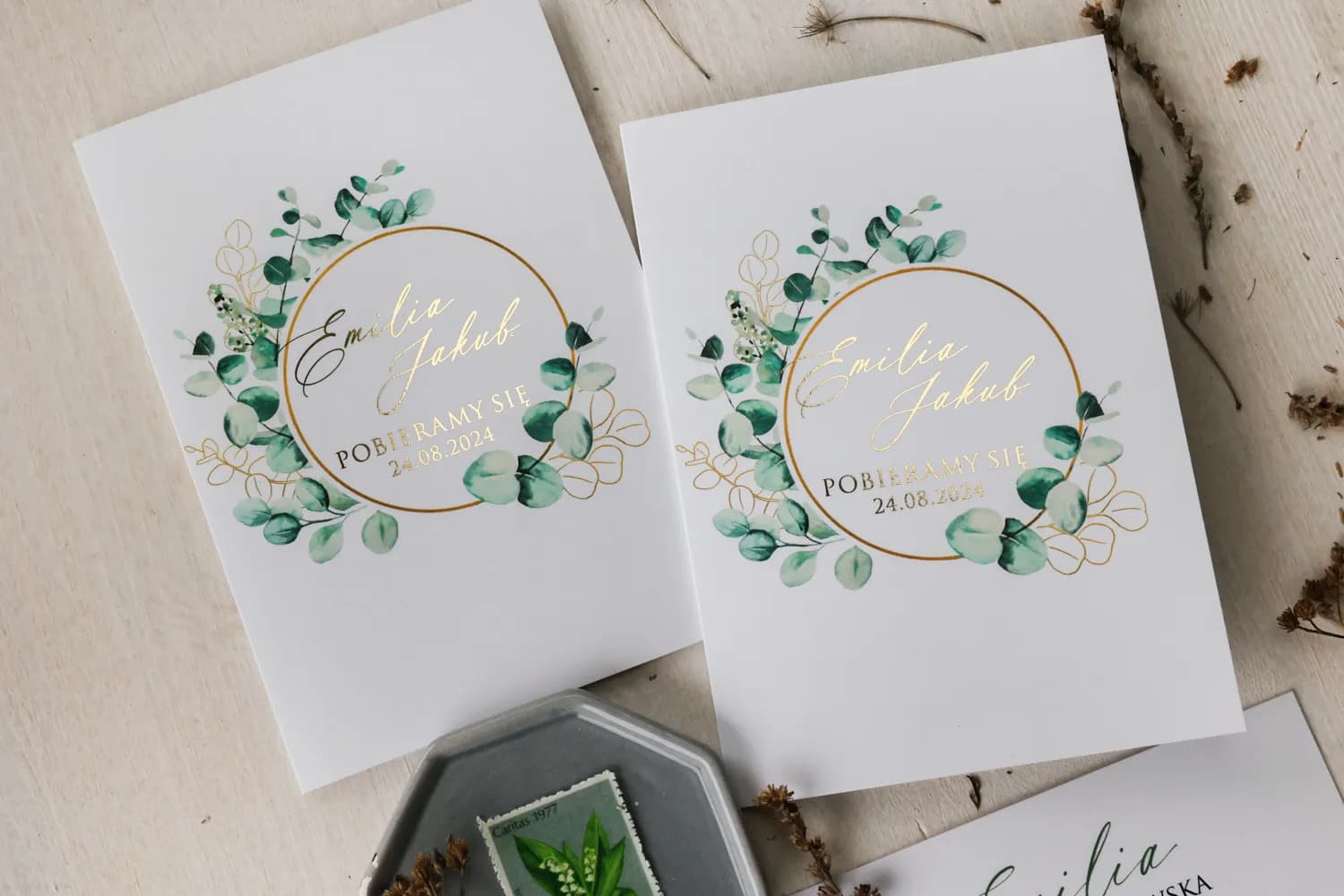 Zaproszenia ślubne z eukaliptusem i złoceniem w stylu glamour – Ruskus nr 8 - 3
