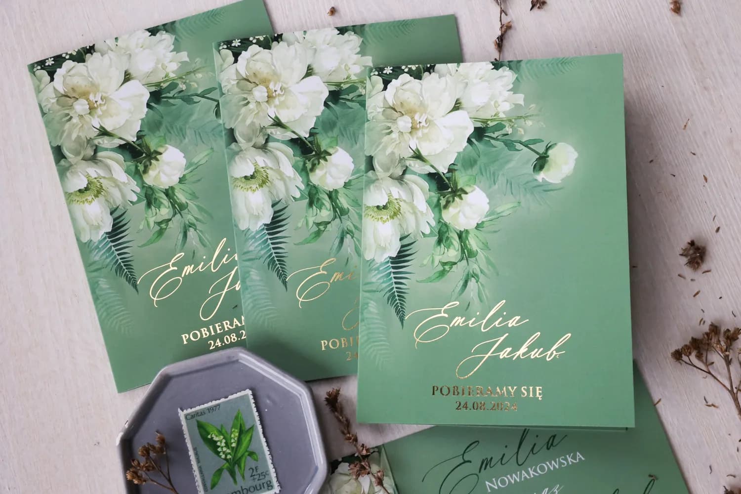 Zaproszenia ślubne w butelkowej zieleni z białymi peoniami i złoceniem – Ruskus nr 12 - 3