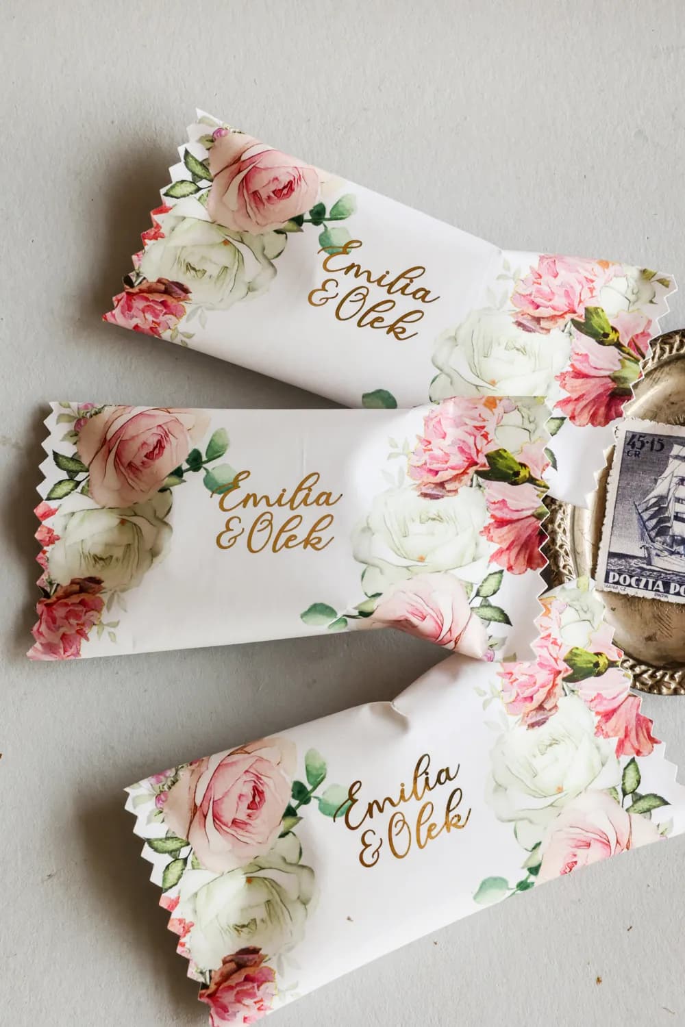 Podziękowania dla gości – złocone czekoladki z różowymi różami Rubin nr 9