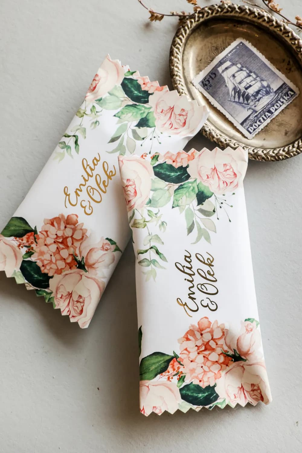 Podziękowania dla gości w formie złoconych czekoladek z brzoskwiniowymi różami Rubin nr 10