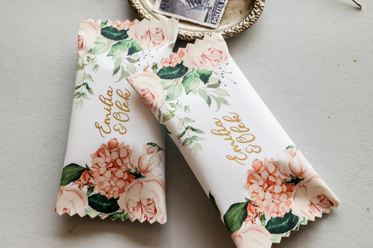 Podziękowania dla gości w formie złoconych czekoladek z brzoskwiniowymi różami Rubin nr 10 - 2