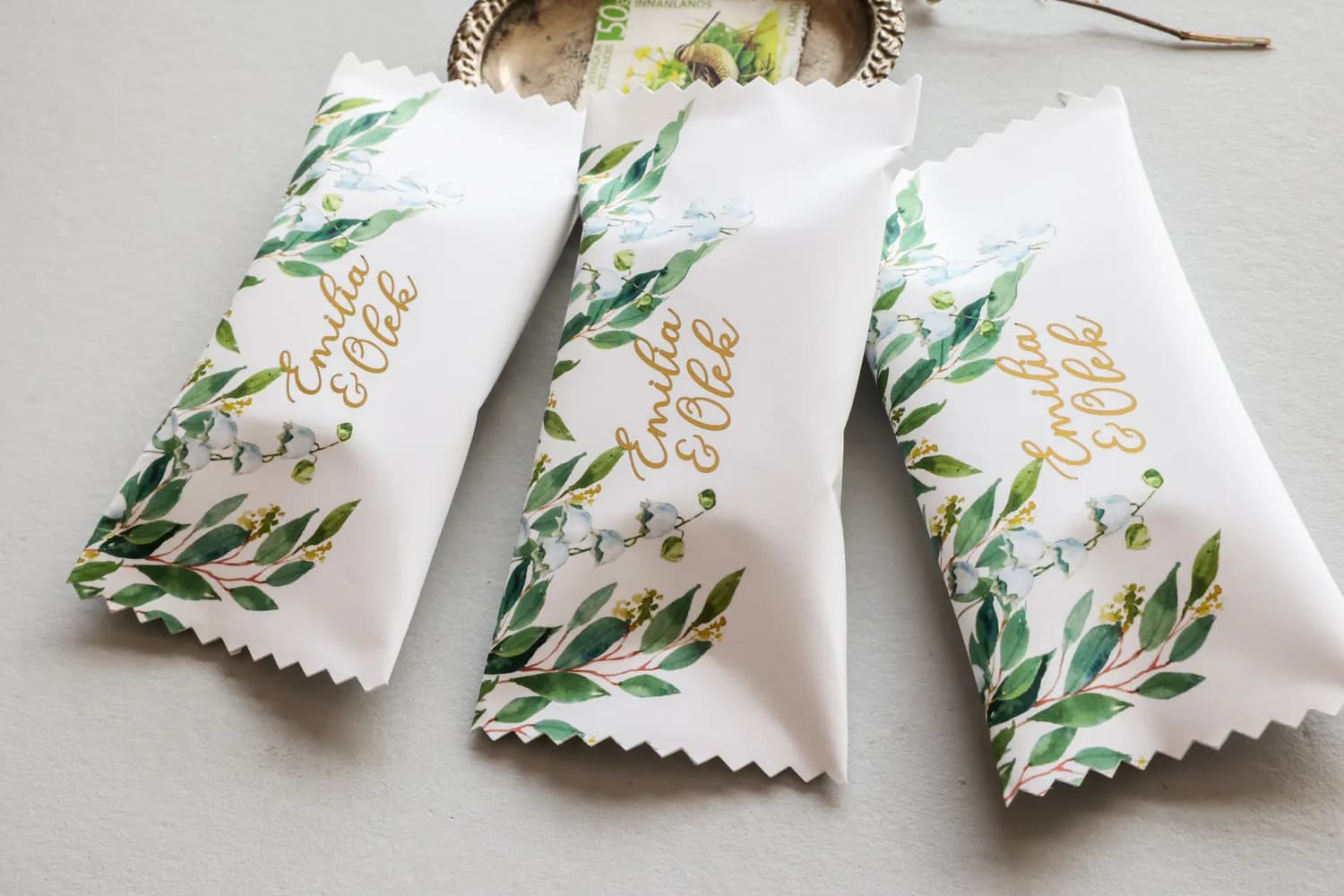 Podziękowania dla gości – złocone czekoladki z niebieskimi kwiatami Rubin nr 4 - 3