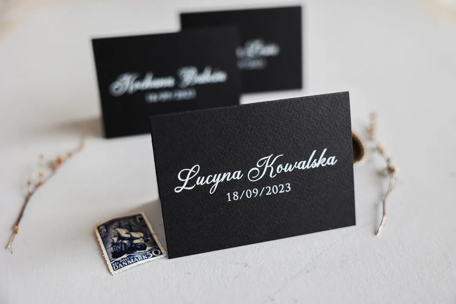 Winietki Ślubne Kraft nr 8 – Czarne Wizytówki na Stół z Białym Nadrukiem