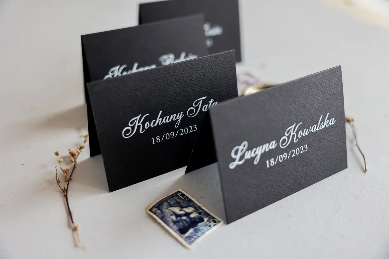 Winietki Ślubne Kraft nr 8 – Czarne Wizytówki na Stół z Białym Nadrukiem - 2