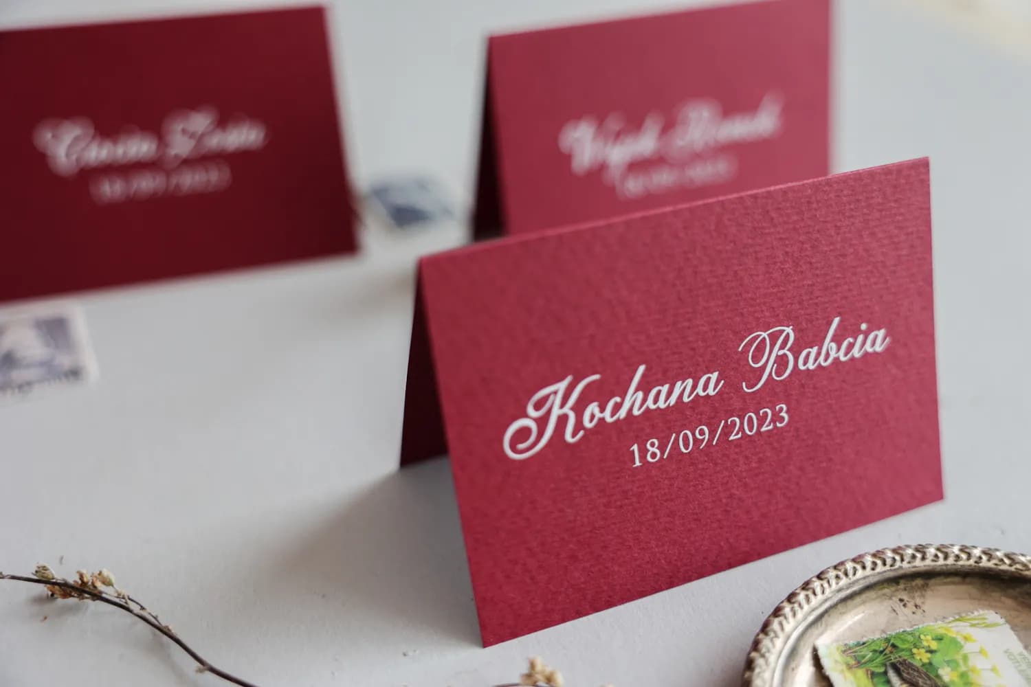 Winietki Ślubne Kraft nr 6 – Bordowe Wizytówki na Stół z Białym Nadrukiem