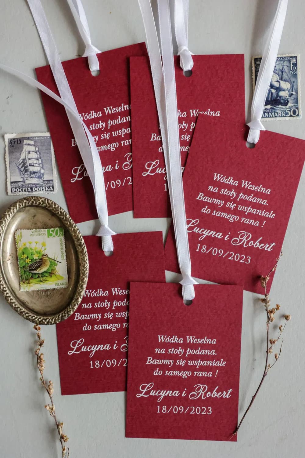 Czerwone Zawieszki na Alkohol z Personalizacją | Eleganckie Etykiety na Wódkę Weselną | Kraft nr 6
