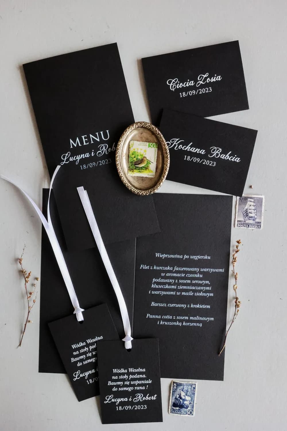 Czarne Menu Weselne z Białym Drukiem Eleganckie | Menu Ślubne na Stół Karta Dań Glamour | Kraft nr 8