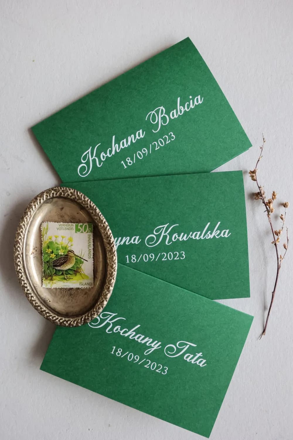 Winietki Ślubne Kraft nr 10 – Minimalistyczne Wizytówki na Stół w Odcieniu Zieleni - 2