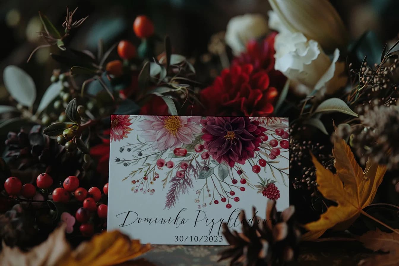 Winietki Ślubne Impresja nr 6 – Burgundowe Wizytówki na Stół z Motywem Peonii i Jagód