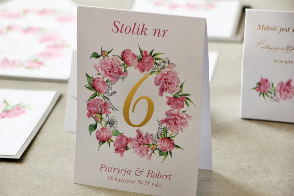 Eleganckie Numery na Stół Weselny Złocone z Różowymi Piwoniami | Stojące Numerki na Stoliki Weselne | Cykade nr 10